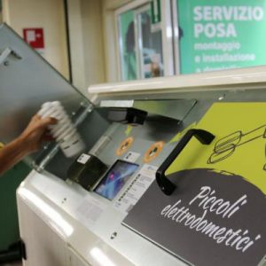 Uno contro Zero è legge: i piccoli rifiuti elettronici si portano in negozio